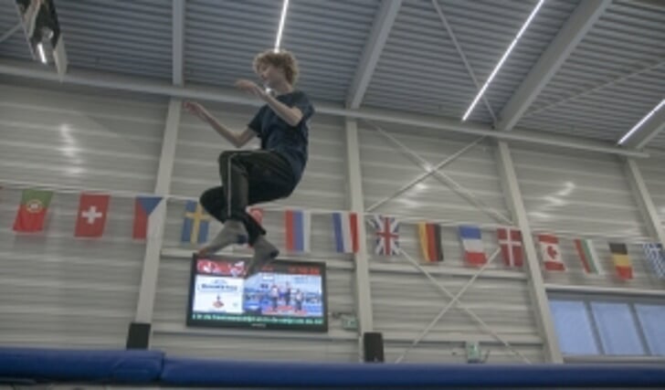 Jongen maakt hoge sprong op trampoline tijdens VakantieFUN.