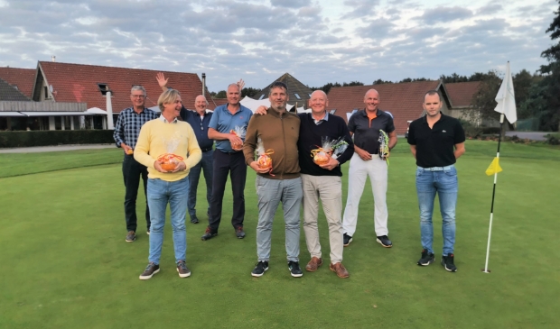 <p>De winnaars van 10 september bijeen.</p>