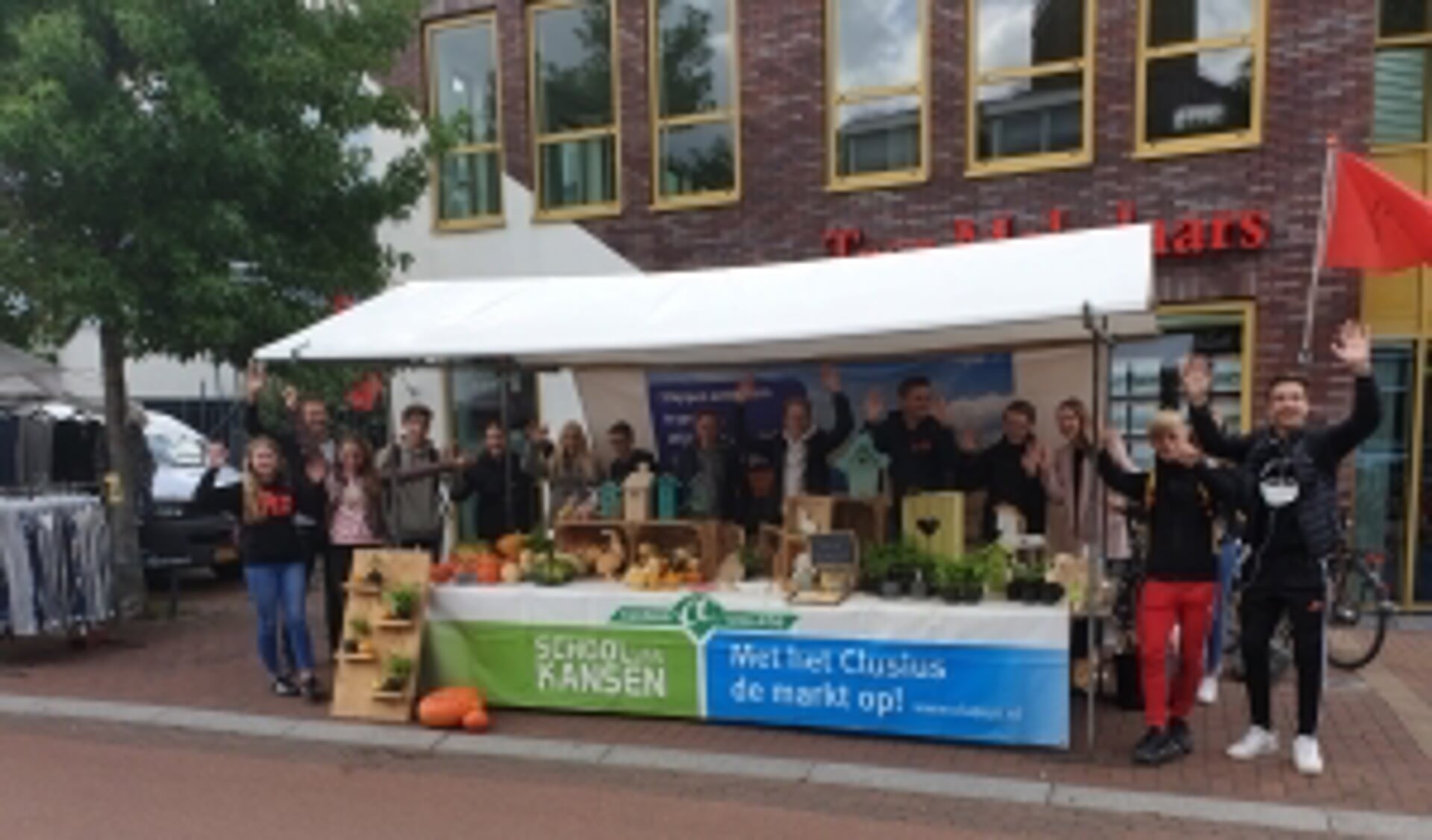Enthousiaste leerlingen verkopen hun producten op de weekmarkt in Castricum. 
