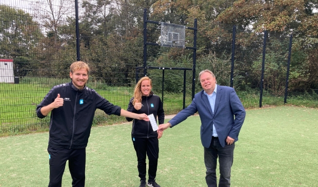 <p>In het kader van de NOC*NSF Nationale Sportweek (18 tot en met 27 september) overhandigen de buurtsportcoaches (Kim Groen en Bart Ploeger) aan Rob Opdam, wethouder sport, de Sportstrippenkaart Heiloo. Met de overhandiging symboliseert het drietal de uitnodiging aan inwoners van Heiloo om zoveel mogelijk te genieten van sporten en bewegen.</p>