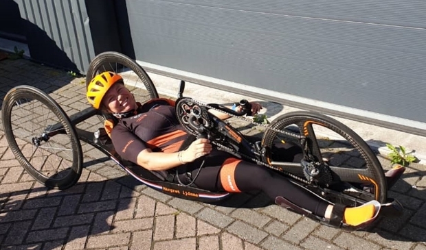 <p>Margret met haar handbike; tussen de specialisten behaalde ze prompt de zilveren plak op het NK.</p>