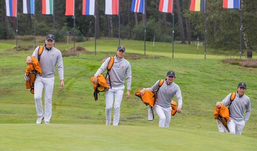 De mannen van Oranje op weg naar het strijdtoneel. Vlnr: Bob Geurts, Nordin van Tilburg, Kiet van der Weele en Jerry Ji.