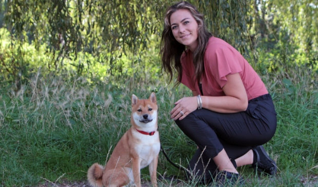 <p>Arantxa Reurslag met haar mooie hond Simba.</p>