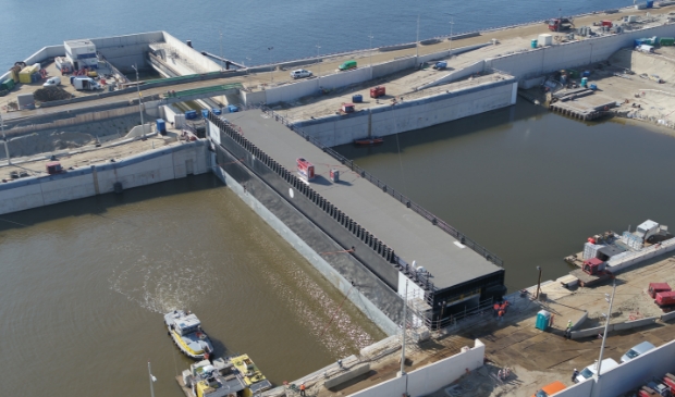 <p>De eerste sluisdeur van de nieuwe zeesluis ligt op zijn plaats.</p>
