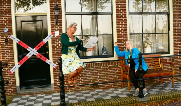 Olga (l) en Corona dagen u uit om de dader van de Medemblikker Moordzaak te vinden.