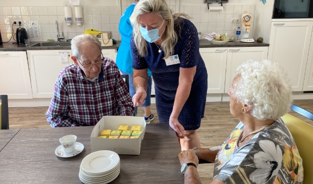 <p>De bewoners van de Raatstede en Hugo-Waard kregen smakelijke petit fours.</p>