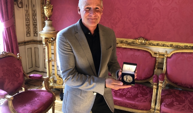 Vol trots laat Dennis Gebbink zijn medaille zien.