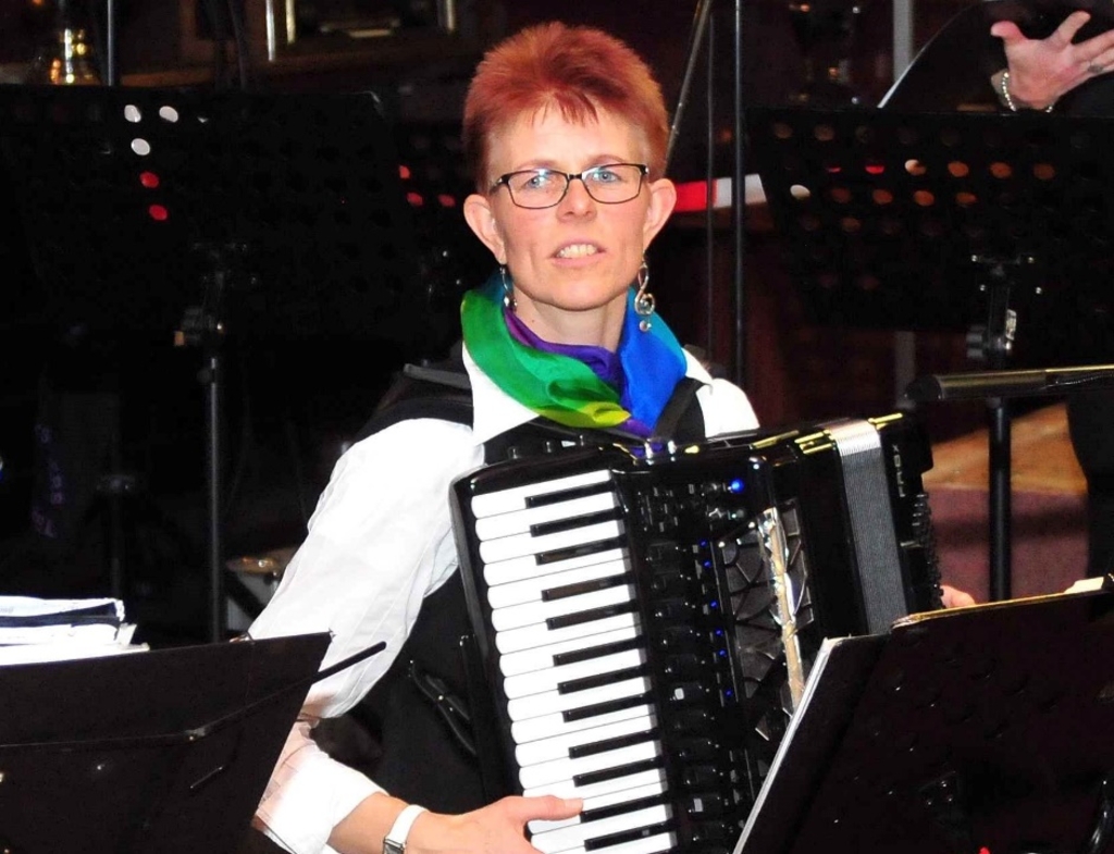 Simone Beerepoot-Bleeker vermaakt de aanwezigen op haar accordeon.
