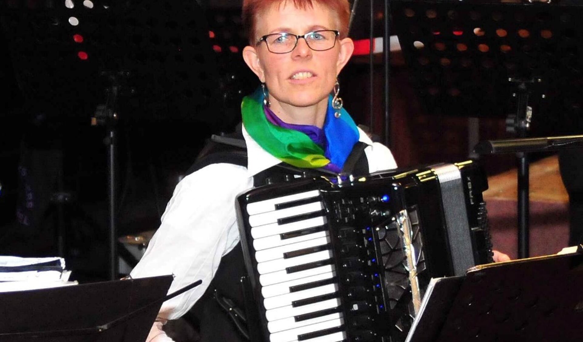 Simone Beerepoot-Bleeker vermaakt de aanwezigen op haar accordeon.