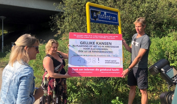 <p>De petitie is symbolisch op de grens tussen Landsmeer en Amsterdam overhandigd.</p>