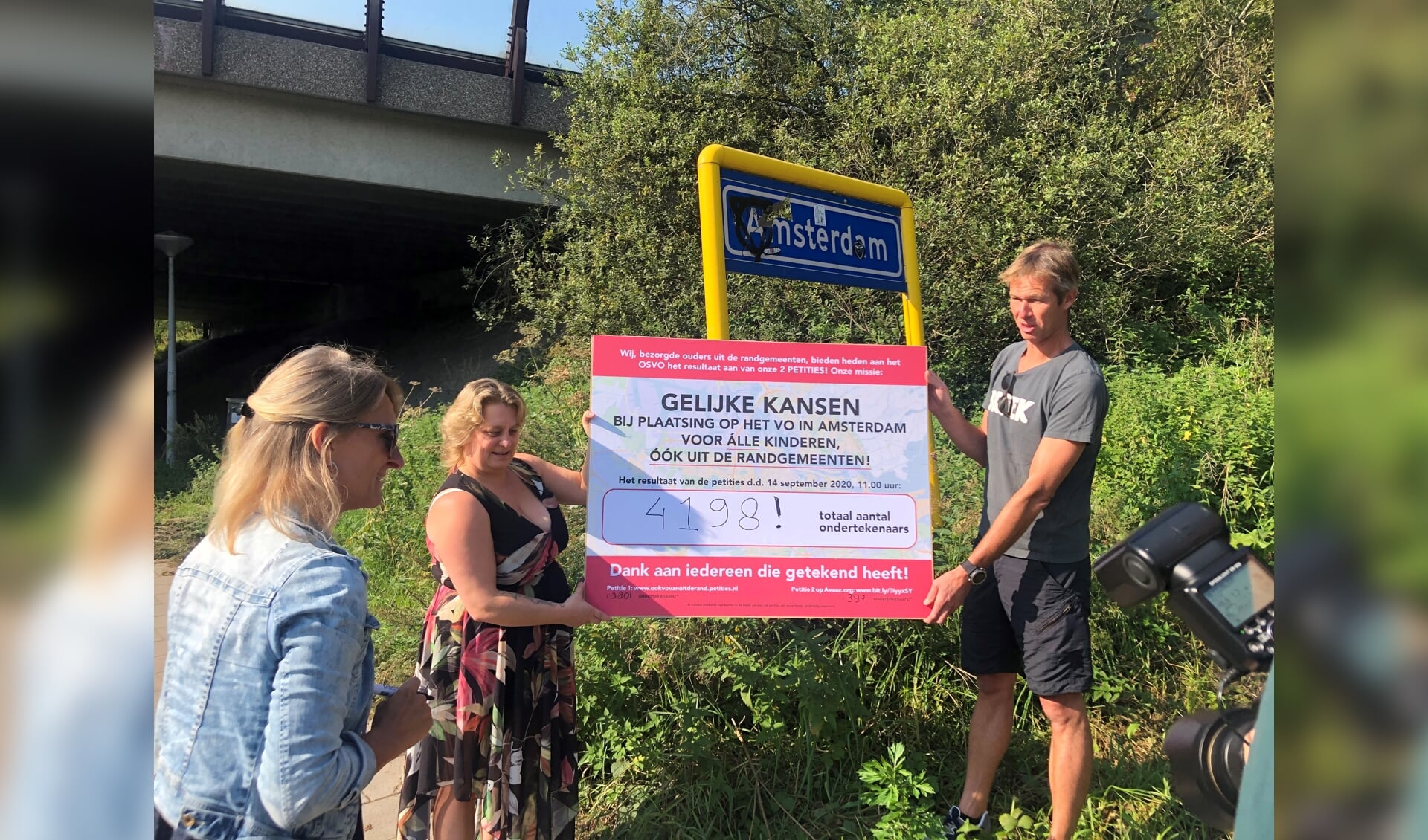 De petitie is symbolisch op de grens tussen Landsmeer en Amsterdam overhandigd.