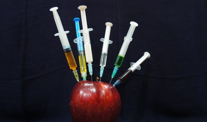 'An Apple a Day keeps the Doctor away' (een appel per dag houdt de dokter weg) is een algemeen Engels spreekwoord. In deze tijd moet de dokter zelf wel eerst het corona-vaccin krijgen voordat hij anderen kan inenten...