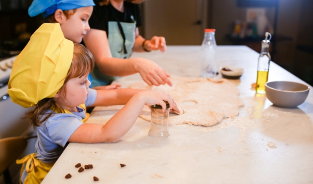 <p>Lockdown-tip: betrek je kinderen bij het koken en bakken!</p>
