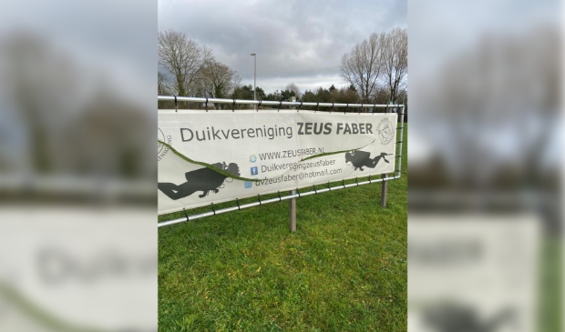 <p>De vernielde banner.</p>