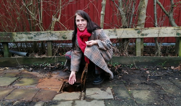 <p>Eva Meijer heeft al vele padden, kikkers en salamanders uit putten gehaald.</p>