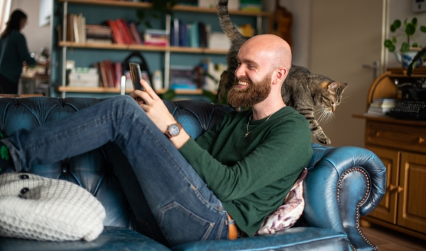 <p>Een cursus over geloof bijwonen vanaf de bank.</p>