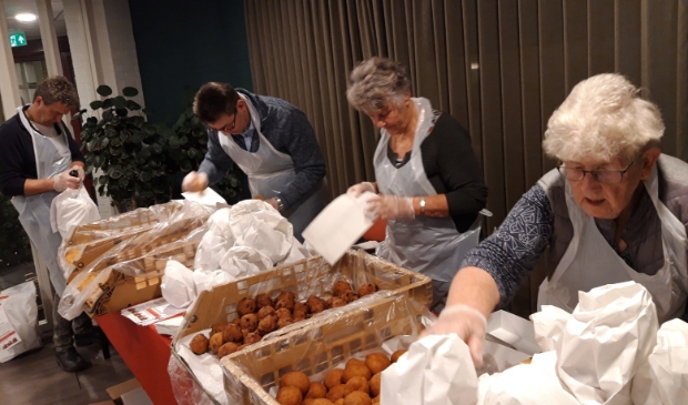 <p>De oliebollen werden met zorg ingepakt.</p>