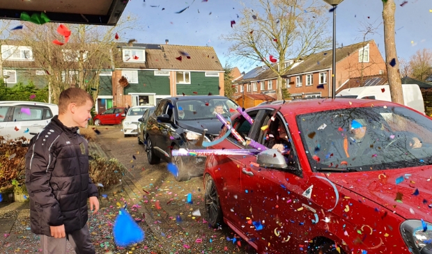 <p>Justin was compleet overdonderd door de confettiregen vanuit de auto's.</p>