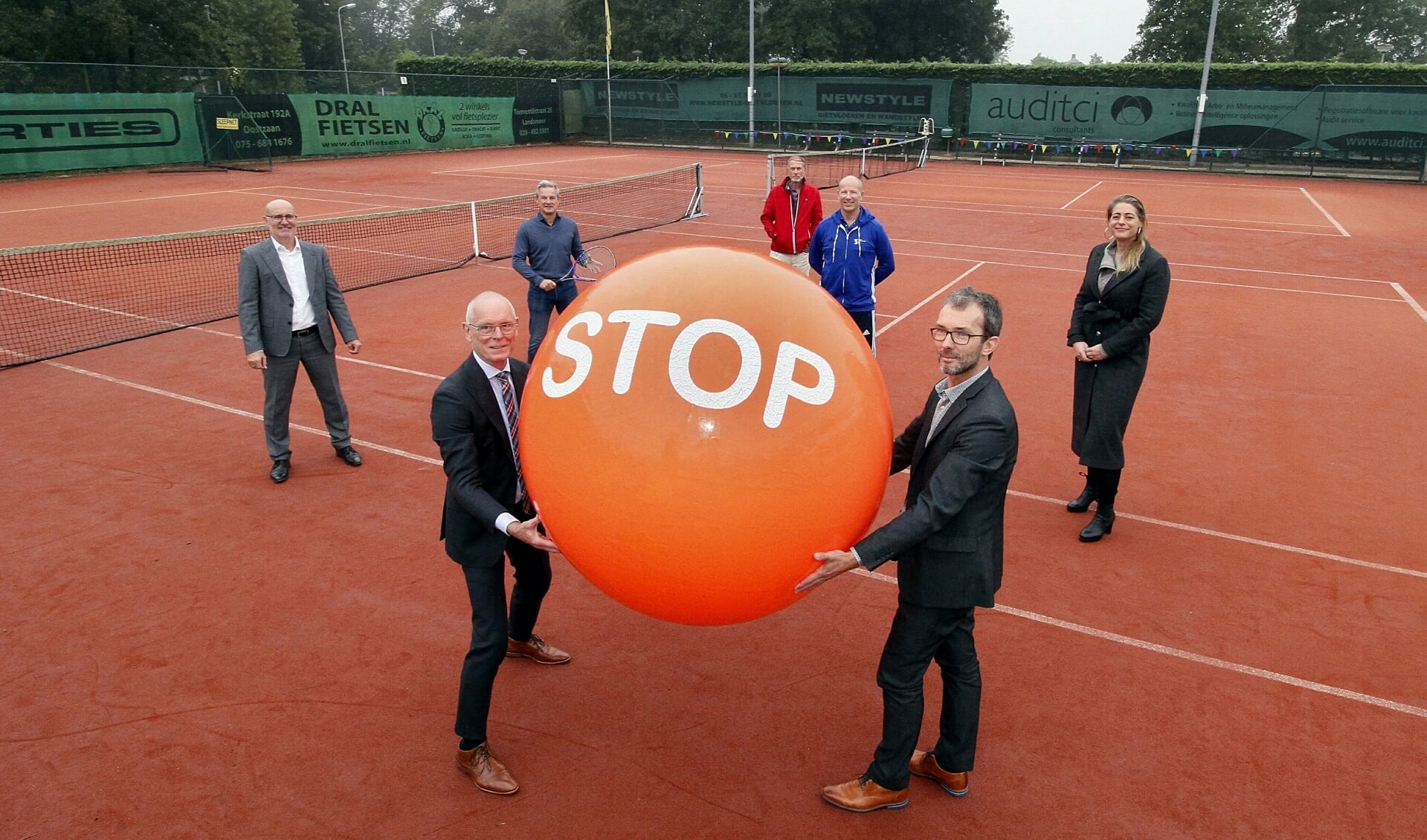Niels Bonenkamp (rechts) liet in oktober de Stoptoberbal rollen. Heeft hij nu een proefballonnetje opgelaten? Of zelfs een bom gelegd?
