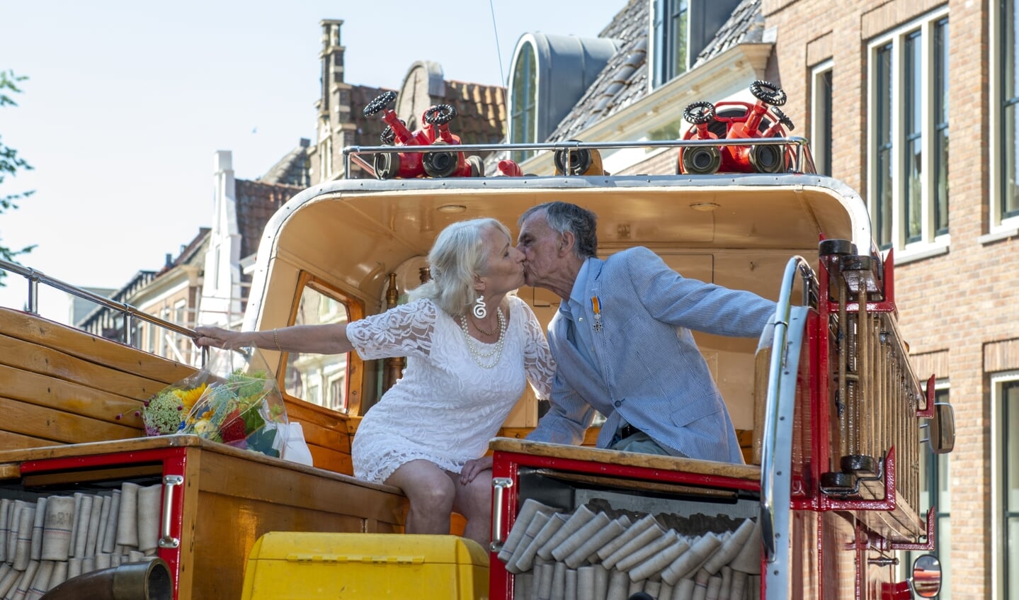 Gerrit Harlaar en zijn echtgenote op de dag dat hij de koninklijke onderscheiding verkreeg.