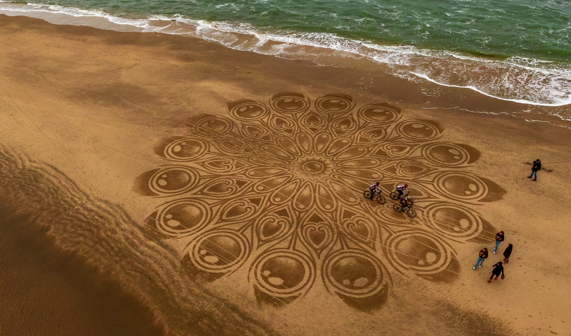 Dutch Beach Art op het strand van Castricum aan Zee. Kunstenaar Tim Hoekstra maakte de foto met een Drone: "Alles in het leven is tijdelijk."