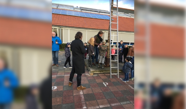 <p>Jack de Heij, met zoon Morris en dochter June, zij bevestigen het eerste bordje.</p>