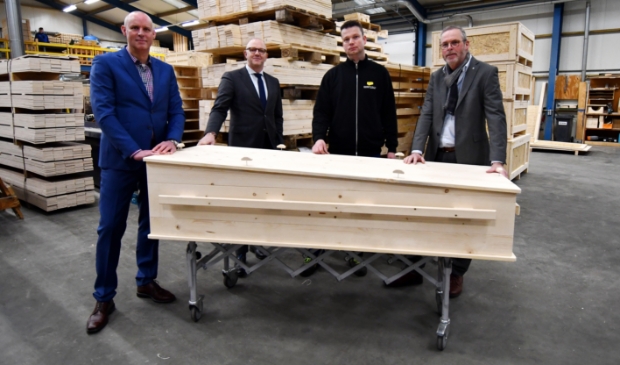 <p pstyle="PLAT">Een eerlijk product gemaakt voor een eerlijke prijs: (v.l.n.r.) Martin van der Blom, Dennis Bakker, Mark Kruger en Cees Dekker staan letterlijk achter hun product, de nieuwe 100% Zaanse eco-uitvaartkist.</p>