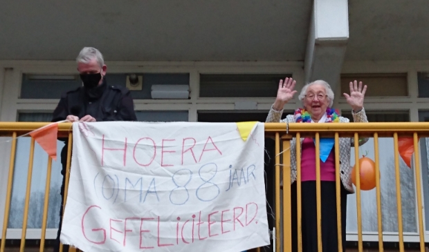 <p>Oma werd toegezongen. Zoon Albert hangt een spandoek op.</p>
