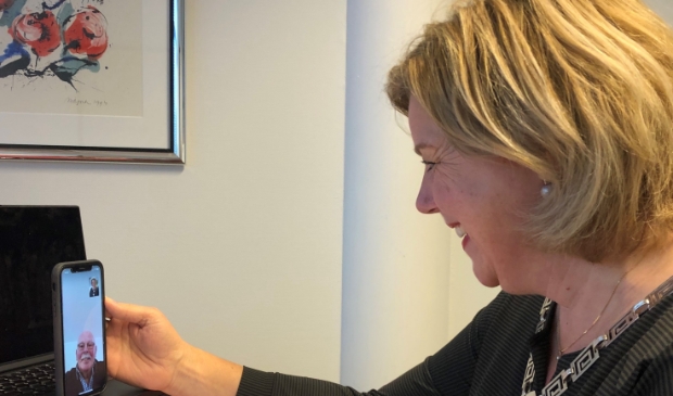 <p>Burgemeester Bonsen videobelt met Vrijwilliger van het Jaar Gerrit Bakkum uit Obdam. </p>