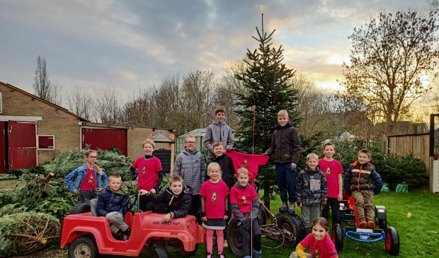 <p>Waarlandse kinderen helpen hun zieke dorpsgenootje Charley door het inzamelen van kerstbomen.</p>