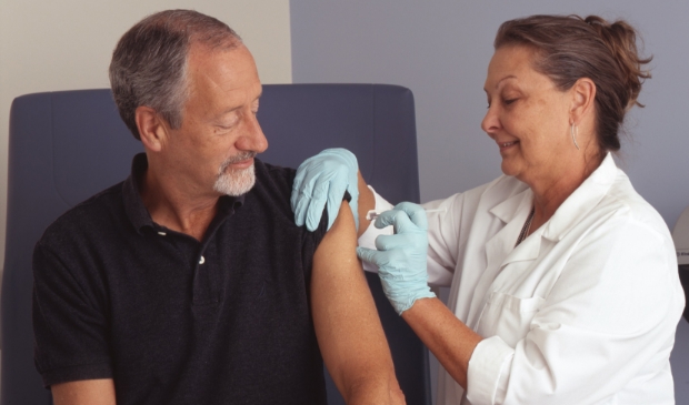 <p>Weet u het nog? Zo hoort vaccineren te kunnen, zonder mondkapjes.... Eerst voorwaarde nu is dat de mensen die het vaccin toedienen zelf gevaccineerd zijn. </p>