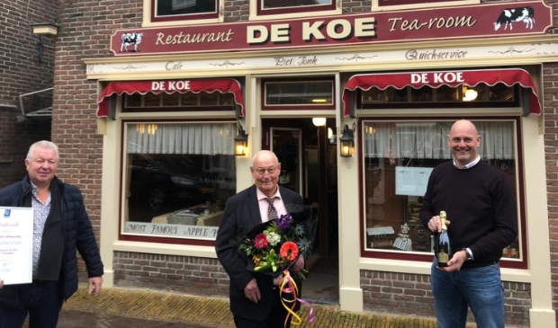 <p pstyle="PLAT">Op de foto v.l.n.r. Voorzitter KHN Edam-Volendam Jan Zwarthoed, eigenaar Piet Jonk en KHN-regiomanager Ivo Berkhoff</p>