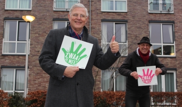 <p>Wethouder Han de Jager (li) en Lions-lid André Troost bij de aftrap van het project 'zwaaistenen'. FOTO: Morvenna Goudkade</p>