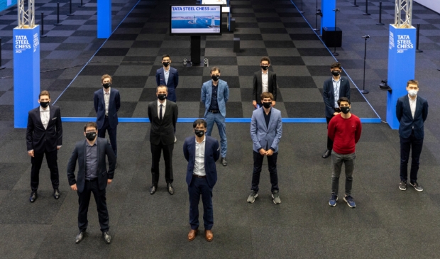 <p>12 van de 14 Tata Steel Masters -twee waren er nog onderweg - in De Moriaan.</p>