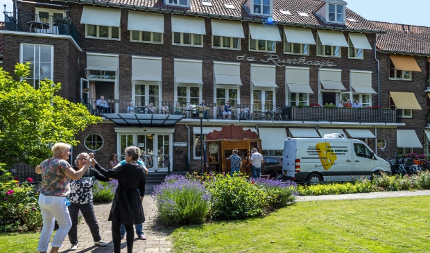 <p>Tijdens de eerste lockdown genoten de bewoners van De Rusthoeve nog van diverse optredens en acties.</p>