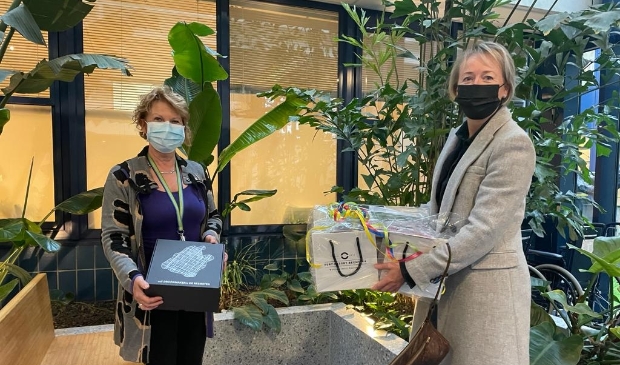 <p>Daniëlle Woudstra (rechts) van VISIT Beemster overhandigde de pakketten.</p>