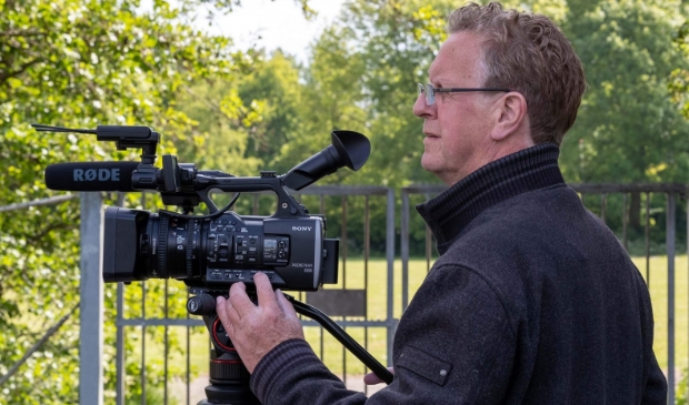 <p>Theo Annes achter zijn camera.</p>