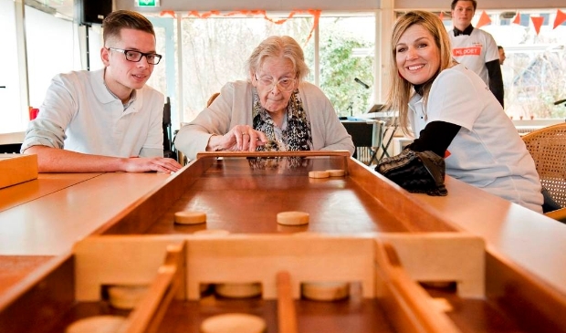 Sjoelen met ouderen in 2018: Koningin Máxima draagt ook haar steentje bij aan NLdoet.