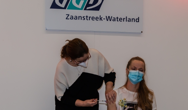 <p>De eerste prik wordt gezet bij Sonja.</p>