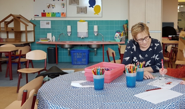 <p>Pedagogisch medewerker Cisca helpt de vaste juf op de groepen 1 en 2 van de St. Nicolaasschool in Nibbixwoud. </p>