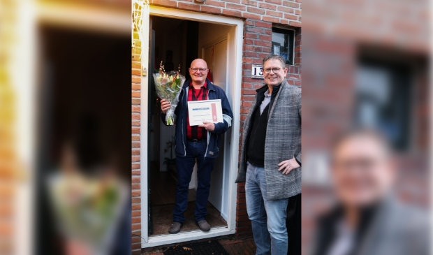 <p>Willem Kluft (r) verrast - op uitnodiging van de KNVB - Gerrit Visser.</p>
