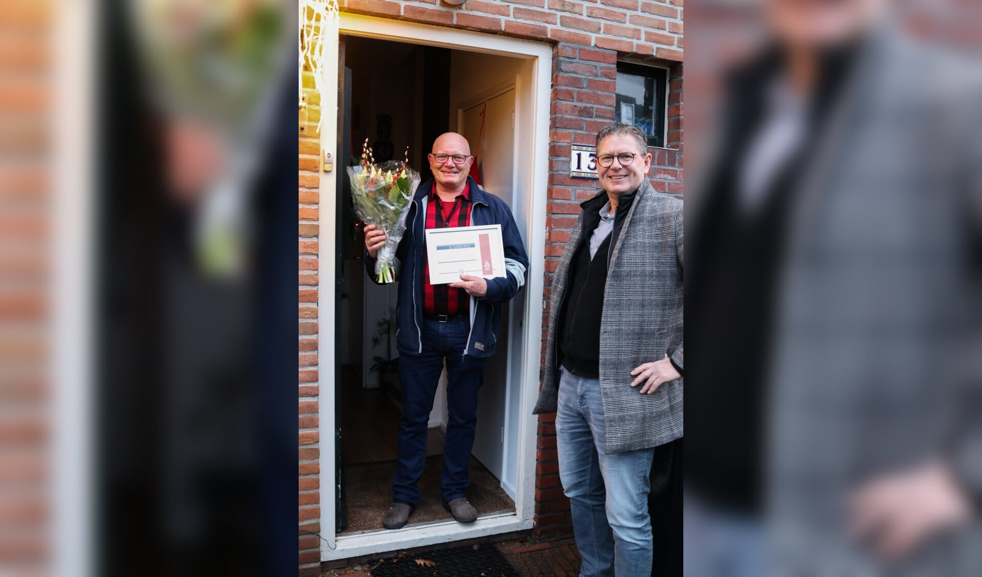 Willem Kluft (r) verrast - op uitnodiging van de KNVB -  Gerrit Visser.