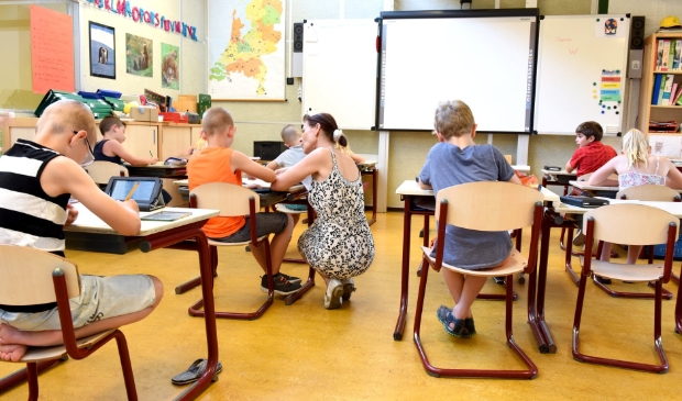 Groep 7 van de basschool krijgt weer les van de juf op school.