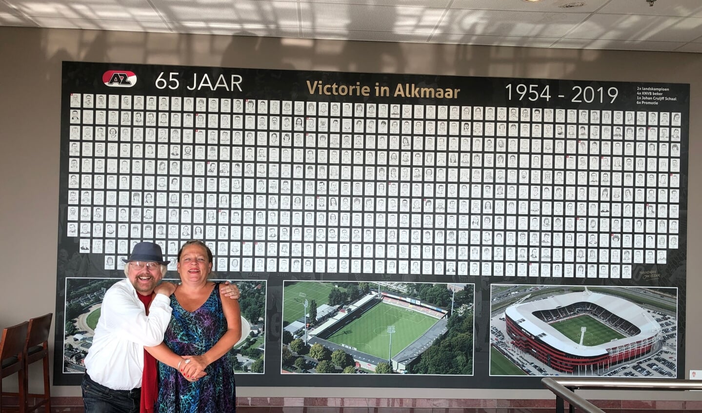 Jan Visser en Yvonne Nijder met 552 tekeningen van AZ- en Alkmaar ’54-spelers