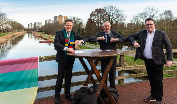 <p>De traditionele arm in coronatijd na het ondertekenen van de overeenkomst. V.l.n.r. Nico de Lange, Bert Meulenberg en Mario Hegger.</p>