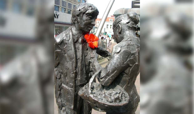 <p>Beeld 'Haarlems Bloemenmeisje' - Het Verwulft.</p>