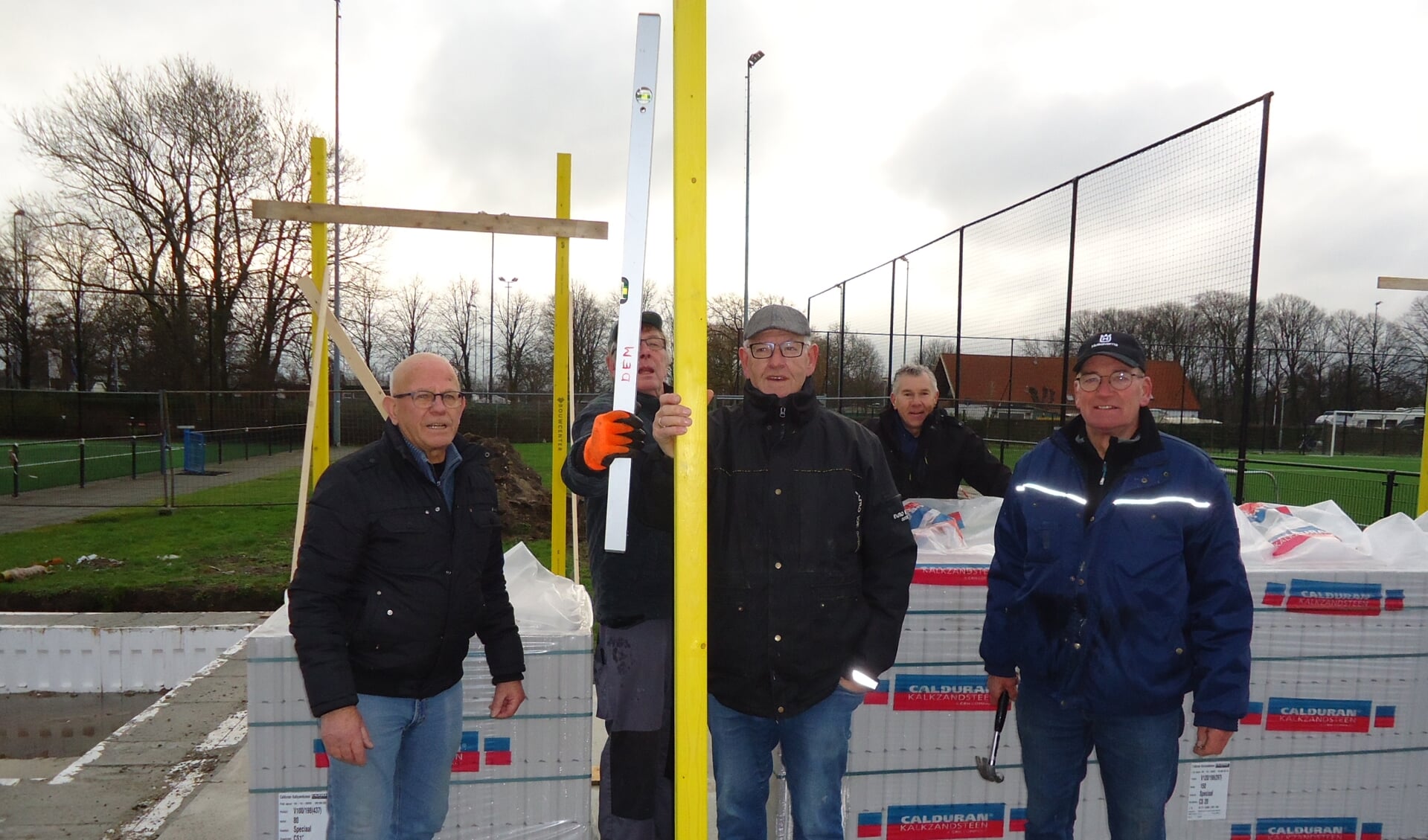 Staat hij waterpas? vlnr: Dook Dullemans, Aad Hienkes, Cees de Wit, Jan Stam, Willen de Laat.                                                                                                                                        