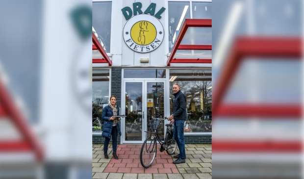 <p>Seval Özcan (links) krijgt uit handen van rijwielhandelaar Hans Dral de fiets overhandigd. </p>