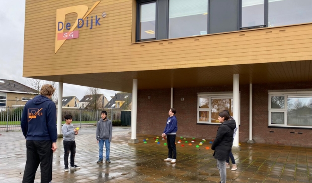 <p>Bram Ratten, docent LO op SG De Dijk sport met leerlingen van SG De Dijk.</p>