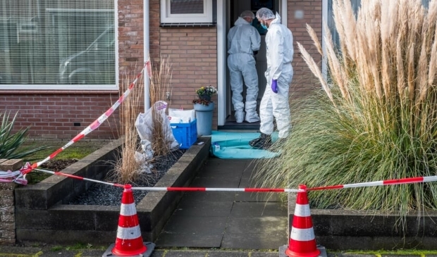<p>Politie doet onderzoek in woning in Lijsterbeslaan in Castricum.</p>